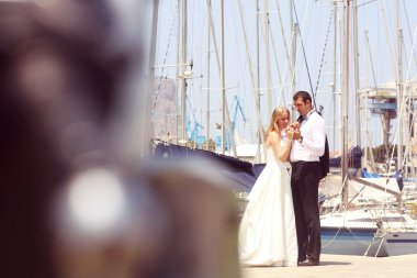 Neşeli gelin ve damat tekneler kucaklayan