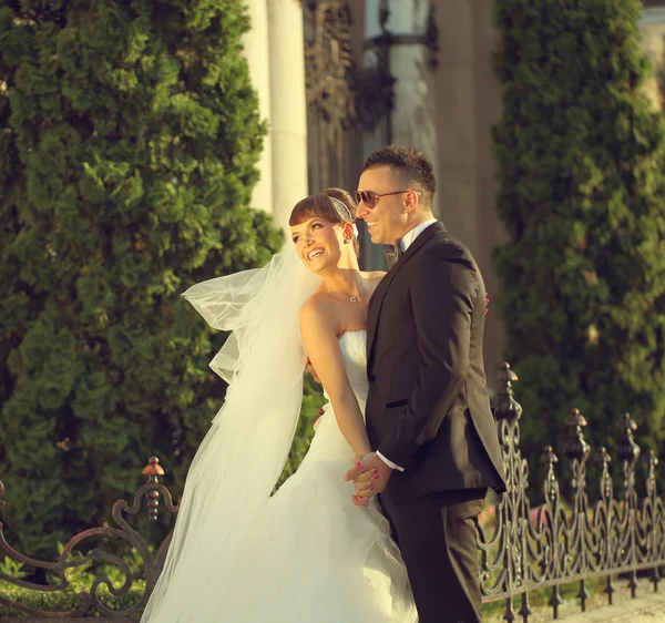 Vackra bruden och brudgummen fira sin bröllopsdag i staden — Stockfoto
