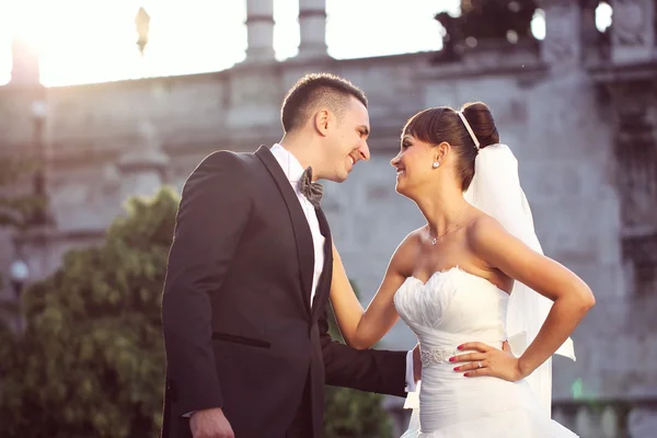 Schönes Brautpaar feiert seinen Hochzeitstag in der Stadt — Stockfoto