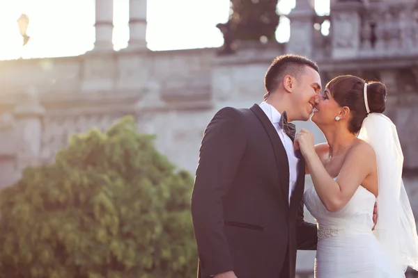 Bela noiva e noivo celebrando seu dia de casamento na cidade — Fotografia de Stock