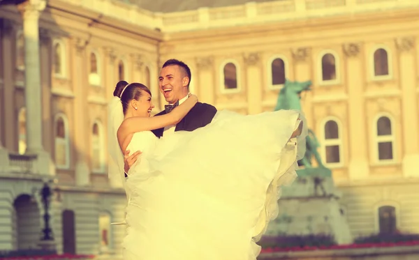 Vackra bruden och brudgummen fira sin bröllopsdag i staden — Stockfoto