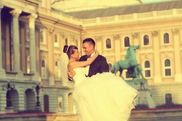 Bela noiva e noivo celebrando seu dia de casamento na cidade — Fotografia de Stock