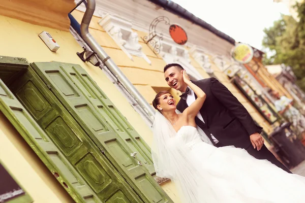 Όμορφη νύφη και γαμπρός γιορτάζουμε την ημέρα του γάμου τους στην πόλη — Φωτογραφία Αρχείου