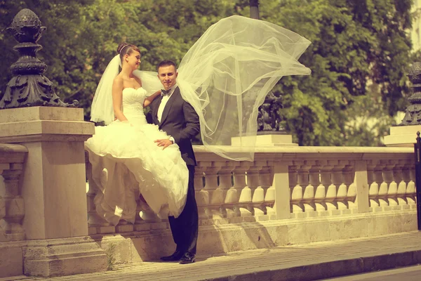 Beautiful bride and groom celebrating their wedding day in the city — Stock Photo, Image