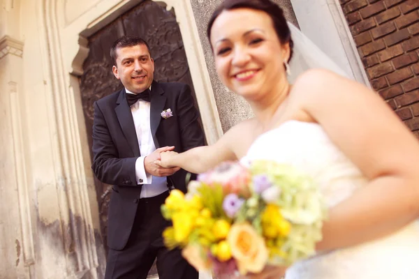 Bellissimi sposi che celebrano il loro matrimonio — Foto Stock