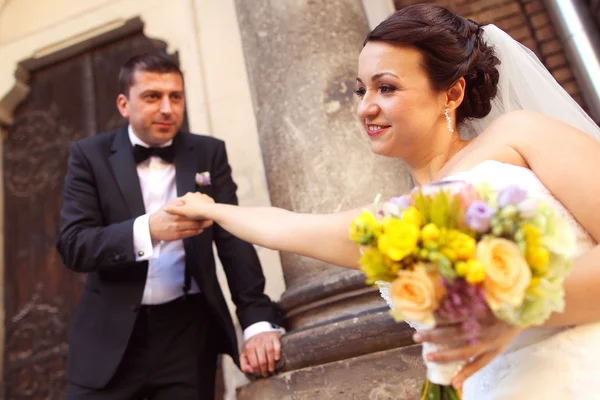 Mooie bruid en bruidegom hun bruiloft vieren — Stockfoto