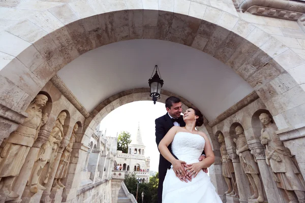 Brautpaar feiert Hochzeit in der Stadt — Stockfoto