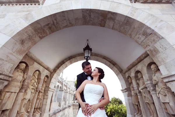 Vackra bruden och brudgummen fira sitt bröllop i staden — Stockfoto