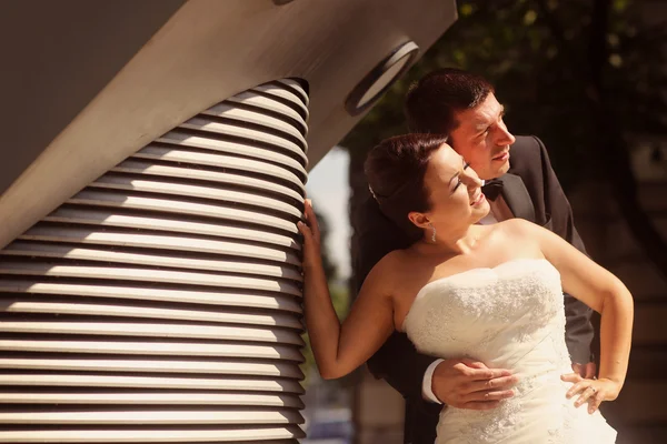 Hermosos novios celebrando su boda en la ciudad — Foto de Stock