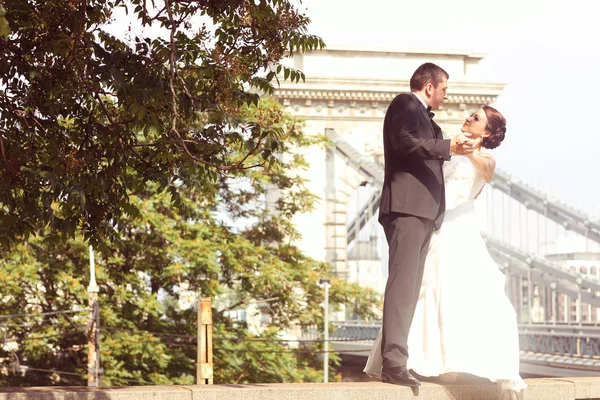 美しい花嫁と新郎の市内での結婚式を祝う — ストック写真