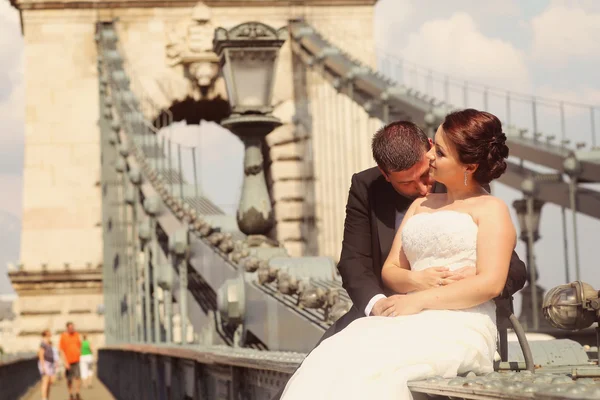 Vackra bruden och brudgummen fira sitt bröllop i staden — Stockfoto