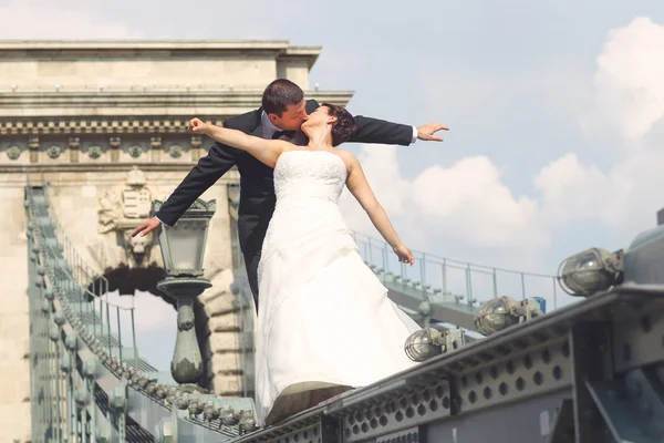 Belle mariée et marié célébrant leur mariage dans la ville — Photo