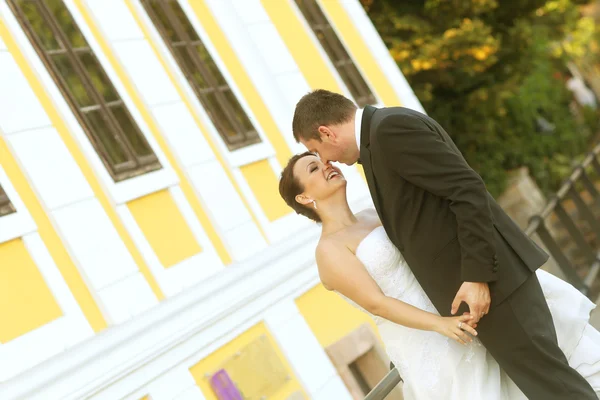 Bela noiva e noivo celebrando seu casamento na cidade — Fotografia de Stock