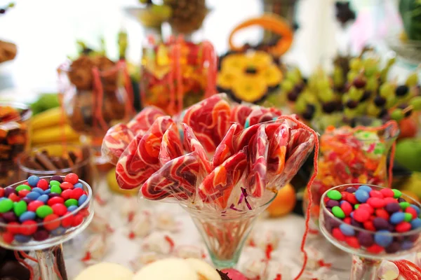 Delicious sweets at wedding candy bar — Stock Photo, Image