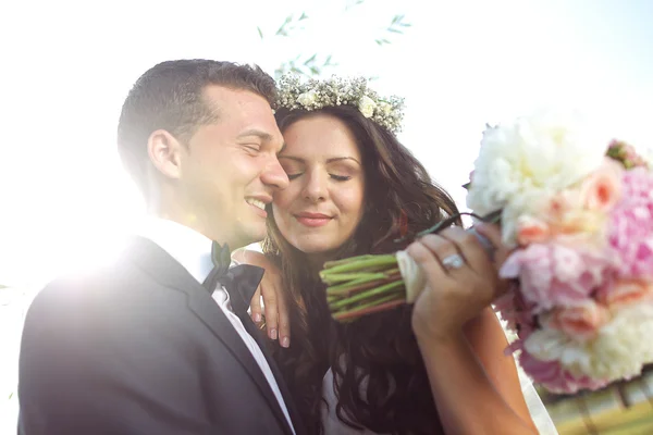 Krásná nevěsta a ženich s kytice na svatební den — Stock fotografie
