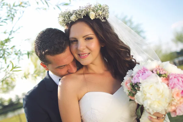 Mooie bruid en bruidegom met boeket op trouwdag — Stockfoto