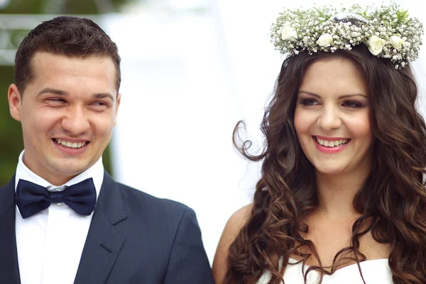 Beautiful bridal couple smiling on wedding day — Stock Photo, Image