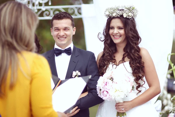 Mooie bruidspaar glimlachen op de huwelijksdag — Stockfoto