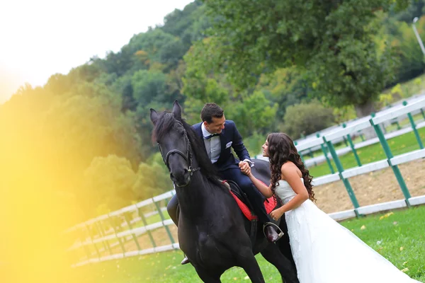 Braut und Bräutigam haben Spaß beim Reiten — Stockfoto