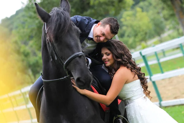 Bruid en bruidegom plezier Paardrijden — Stockfoto