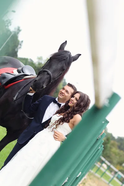 Braut und Bräutigam haben Spaß beim Reiten — Stockfoto