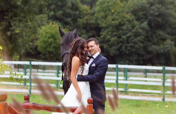 Braut und Bräutigam haben Spaß beim Reiten — Stockfoto