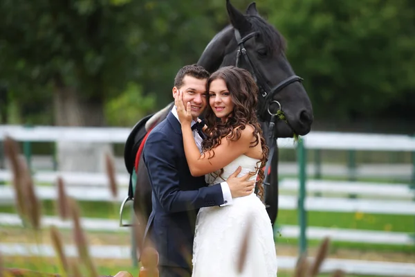 Mariée et marié s'amuser à cheval — Photo