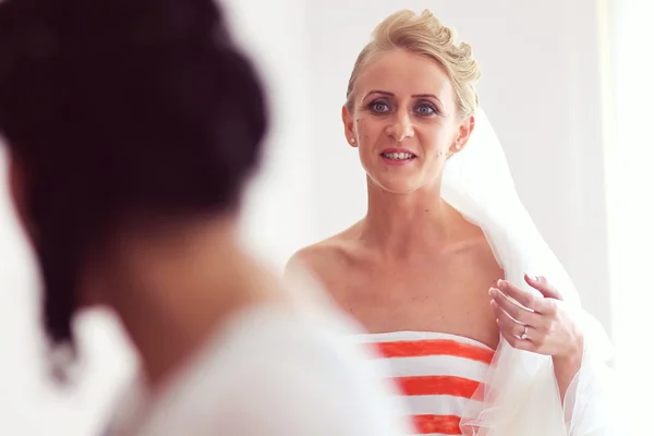 Noiva alegre ficando profissional compõem antes do casamento — Fotografia de Stock