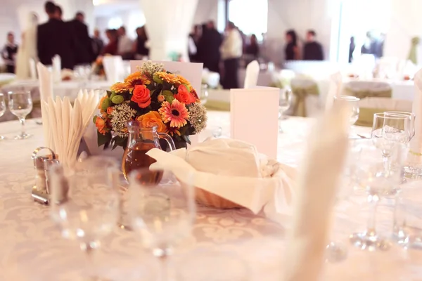 Элегантный свадебный стол с цветочным декором и очками — стоковое фото