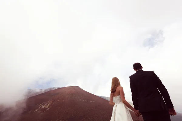 Nevěsta a ženich v blízkosti hor — Stock fotografie