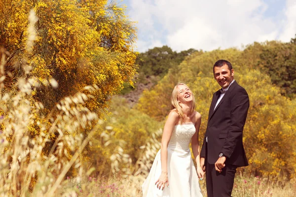 Freudige Braut und Bräutigam haben Spaß in der Natur — Stockfoto