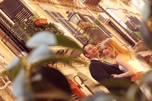 Alegre novia y novio abrazando en la ciudad vieja —  Fotos de Stock