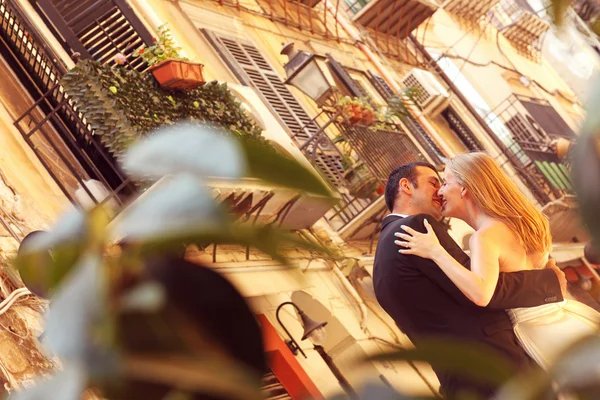 Alegre novia y novio abrazando en la ciudad vieja —  Fotos de Stock