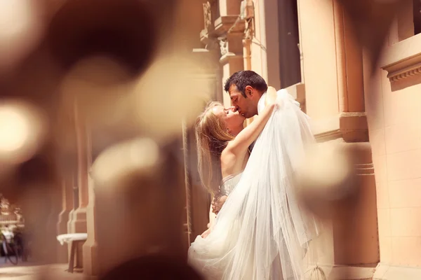 Mariée joyeuse et marié embrassant dans la vieille ville — Photo