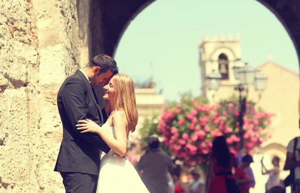 Alegre novia y novio abrazando en la ciudad vieja — Foto de Stock