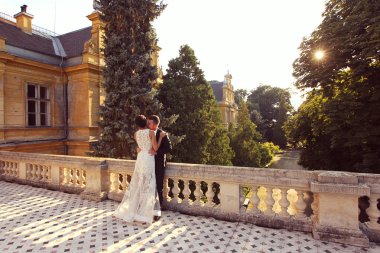 Güzel gelin ve damat onların düğün castle yakınındaki kutluyor
