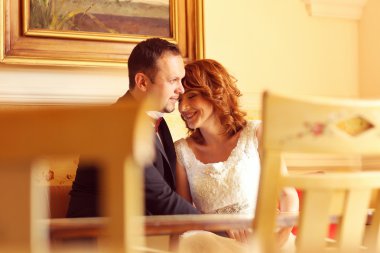 Güzel gelin ve Damat Düğün günü kutluyor