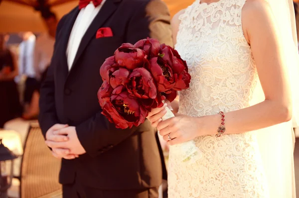 Noiva alegre e noivo no dia do casamento com belo buquê de tulipa — Fotografia de Stock
