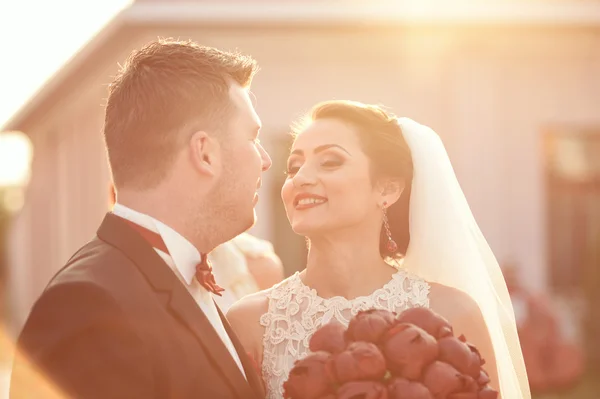 Novia y novio alegre en el día de la boda con hermoso ramo de tulipanes —  Fotos de Stock