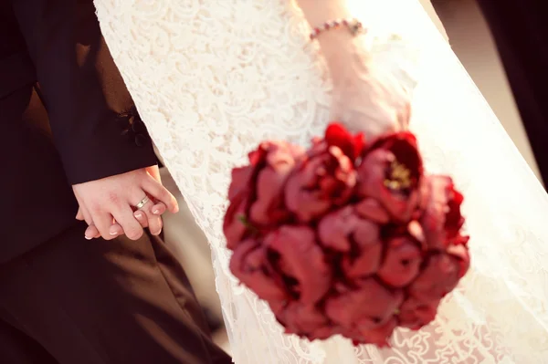 Noiva alegre e noivo no dia do casamento com belo buquê de tulipa — Fotografia de Stock