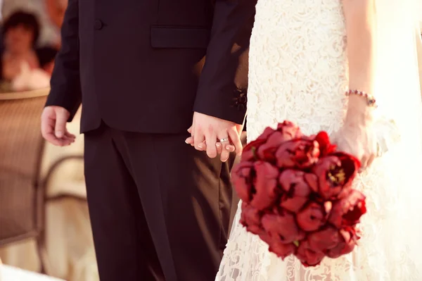 Радісна наречена і наречений на день весілля з красивим букетом тюльпанів — стокове фото