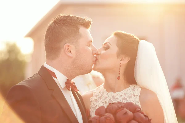 Freudige Braut und Bräutigam am Hochzeitstag mit schönem Tulpenstrauß — Stockfoto