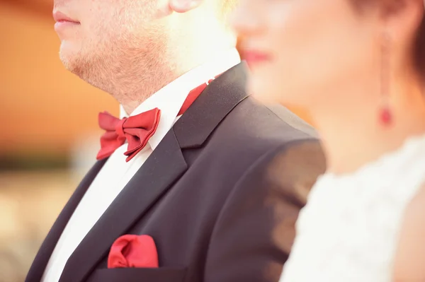 Freudige Braut und Bräutigam am Hochzeitstag mit schönem Tulpenstrauß — Stockfoto