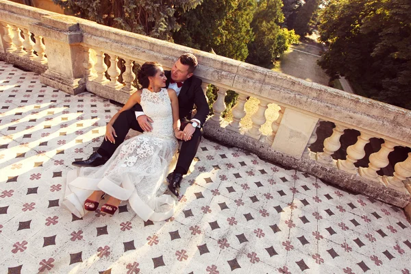 Hermosos novios celebrando su boda cerca del castillo —  Fotos de Stock