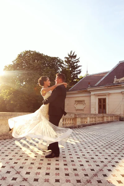 Hermosos novios celebrando su boda cerca del castillo —  Fotos de Stock