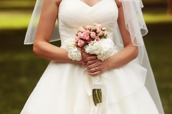 Holding szép Rózsa csokor esküvő napján a menyasszony — Stock Fotó