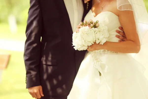 Красивая невеста и жених с букетом в день свадьбы — стоковое фото