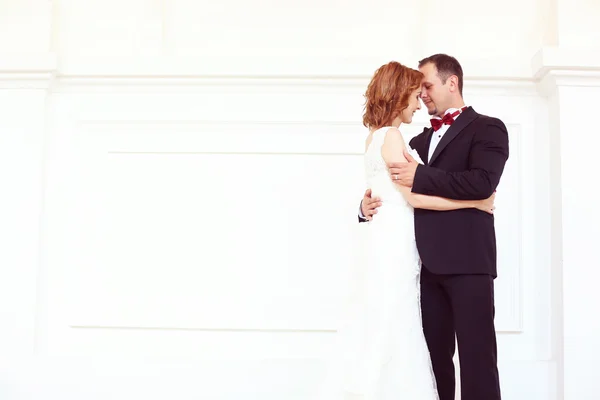 Beautiful bride and groom celebrating wedding day — Stock Photo, Image