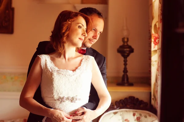 Braut und Bräutigam feiern Hochzeitstag — Stockfoto