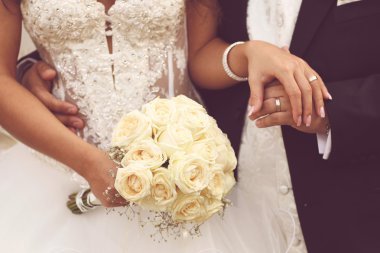 Güzel gelin ve damat ile buket düğün gününde elele
